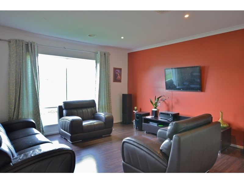 17 Golden Wattle Court, Cranbourne VIC 3977