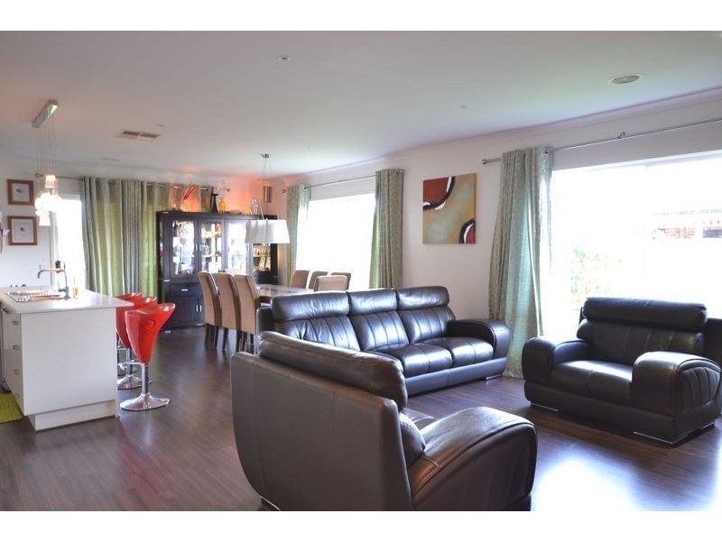 17 Golden Wattle Court, Cranbourne VIC 3977