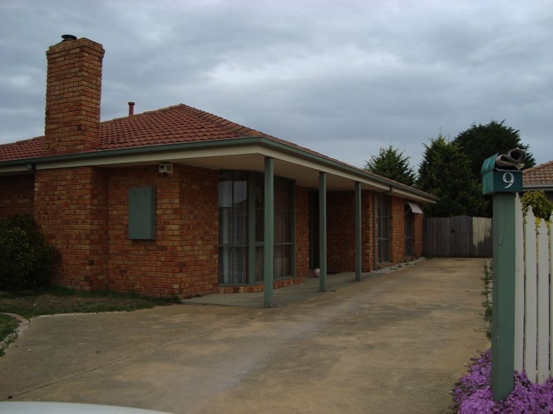 9 Filbert Court, Cranbourne North VIC 3977