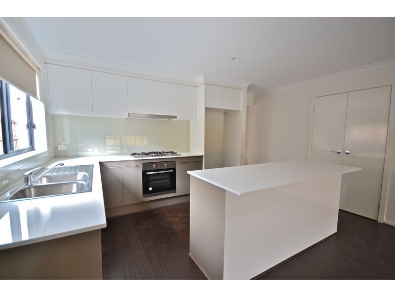 6 Hill Farm Drive, Cranbourne East VIC 3977