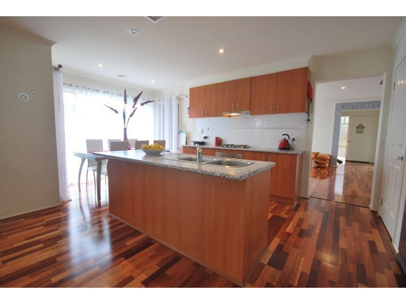 24 Nyarrin Place, Cranbourne West VIC 3977