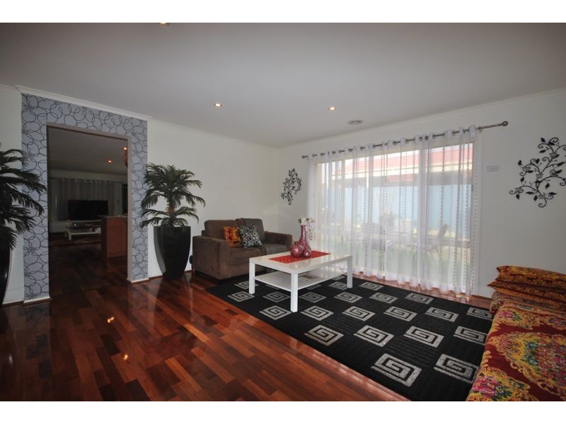 24 Nyarrin Place, Cranbourne West VIC 3977