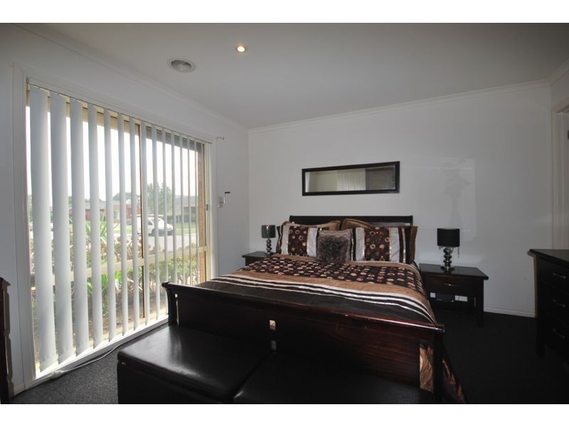 24 Nyarrin Place, Cranbourne West VIC 3977