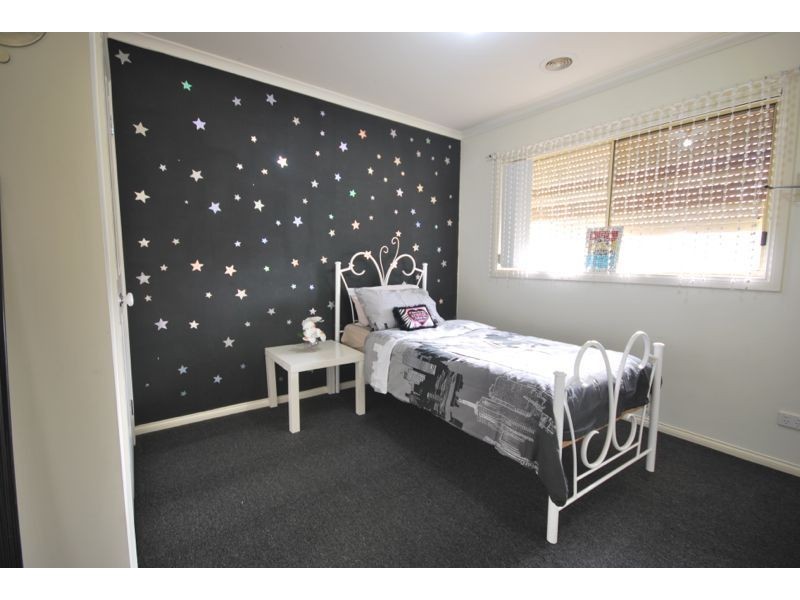 24 Nyarrin Place, Cranbourne West VIC 3977
