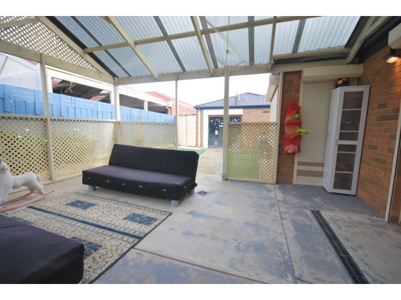 24 Nyarrin Place, Cranbourne West VIC 3977