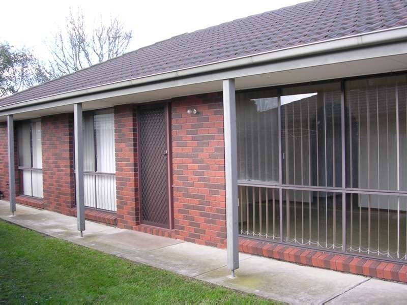 2/8 Fairbairn Road, Cranbourne VIC 3977