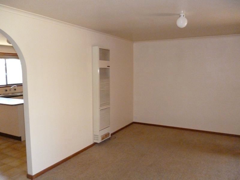 2/8 Fairbairn Road, Cranbourne VIC 3977