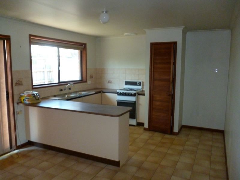 2/8 Fairbairn Road, Cranbourne VIC 3977