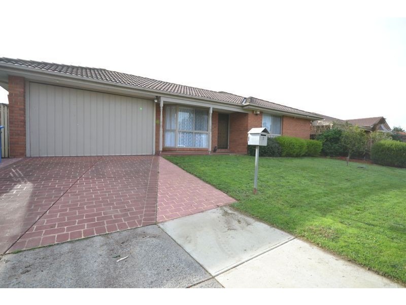 7 Frances Crescent, Cranbourne North VIC 3977