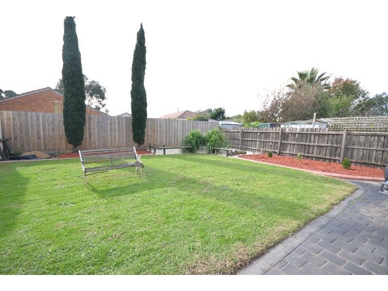 7 Frances Crescent, Cranbourne North VIC 3977