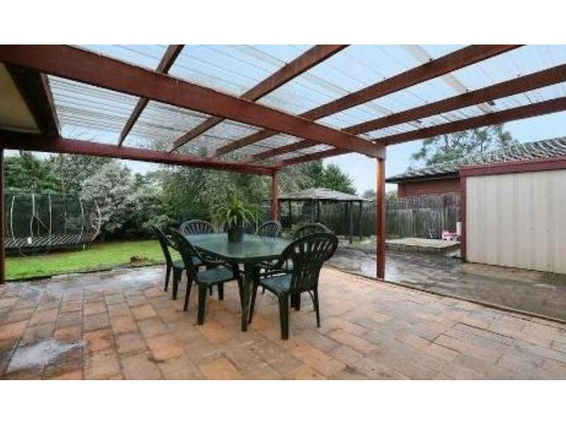 15 Strathavan Drive, Berwick VIC 3806