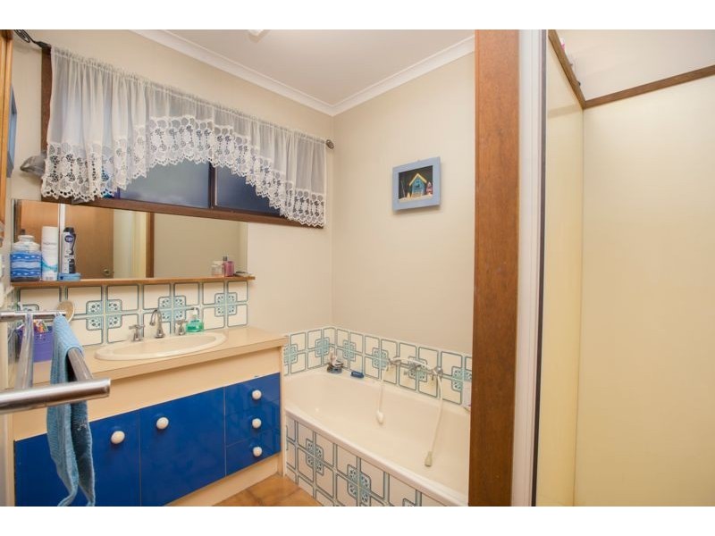 16 Oroya Grove, Clyde VIC 3978