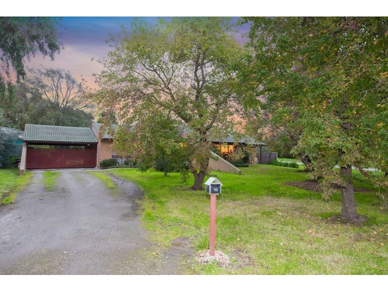 16 Oroya Grove, Clyde VIC 3978