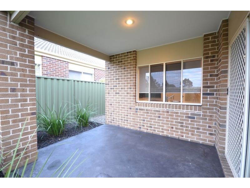 27 Moore Mews, Pakenham VIC 3810