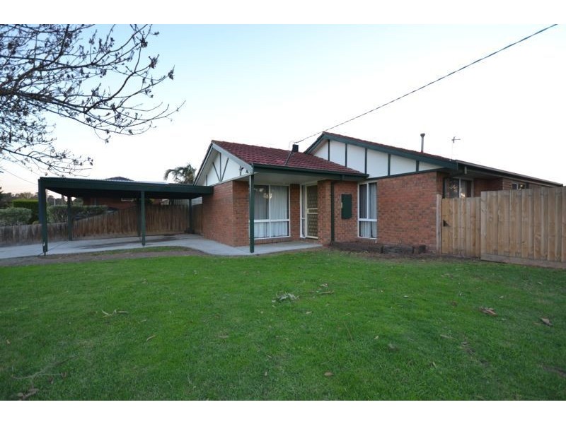11 Maureen Close, Cranbourne West VIC 3977