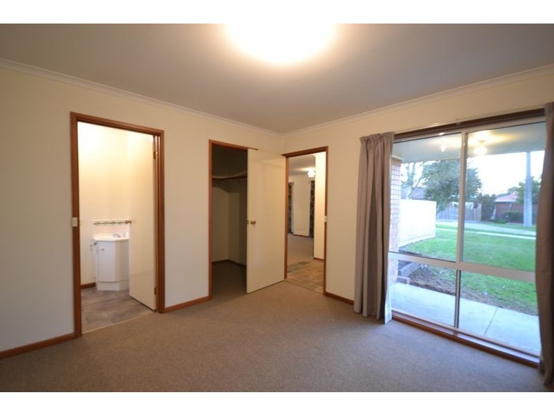 11 Maureen Close, Cranbourne West VIC 3977