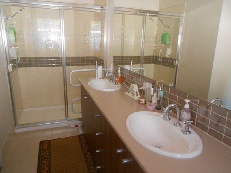 37 Golden Grove Drive, Narre Warren South VIC 3805