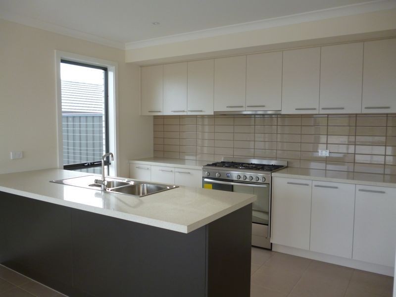 26 Murgese Circuit, Clyde North VIC 3978