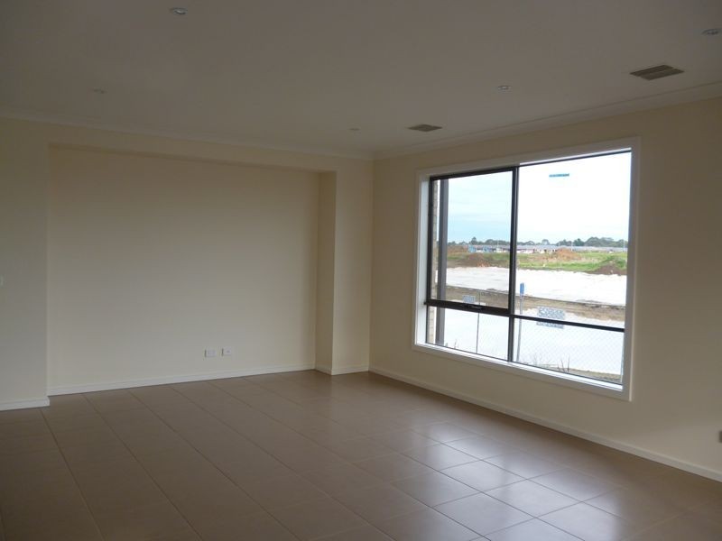 26 Murgese Circuit, Clyde North VIC 3978