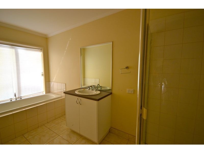 16 Cromwell Lane, Cranbourne East VIC 3977