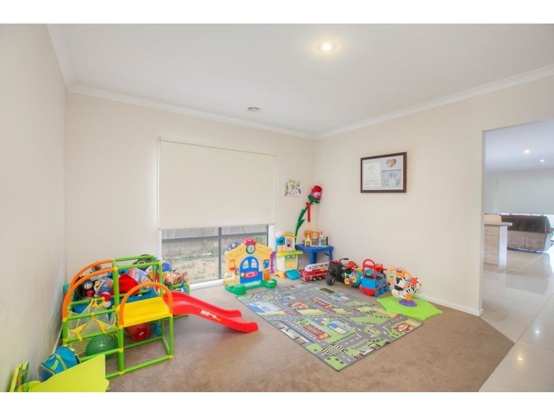 13 Beechtree Way, Cranbourne North VIC 3977