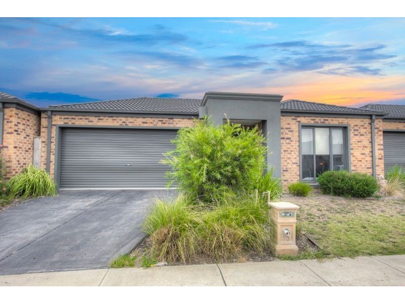 13 Beechtree Way, Cranbourne North VIC 3977