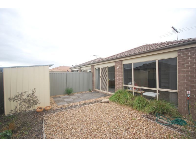 1/42 Greenaway Terrace, Cranbourne East VIC 3977