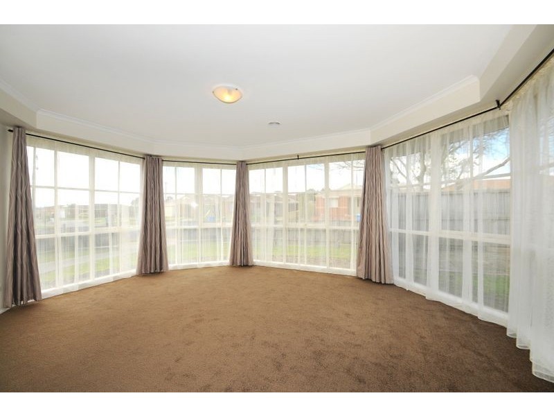 2 Joyce Street, Cranbourne West VIC 3977