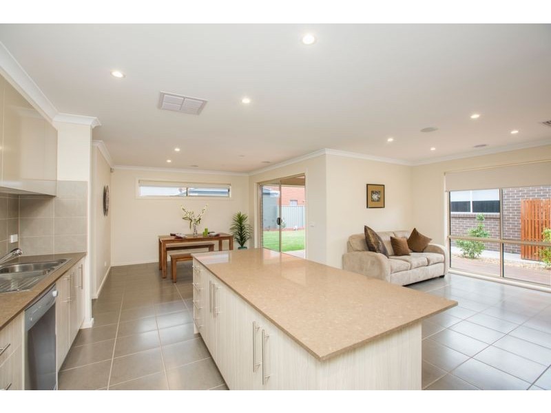 30 Prendergast Avenue, Cranbourne East VIC 3977