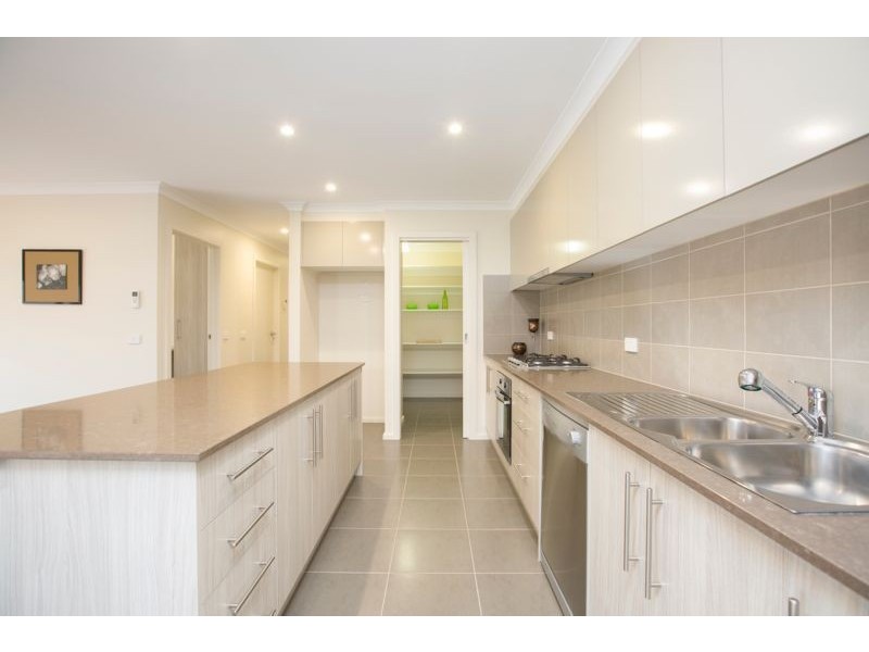 30 Prendergast Avenue, Cranbourne East VIC 3977