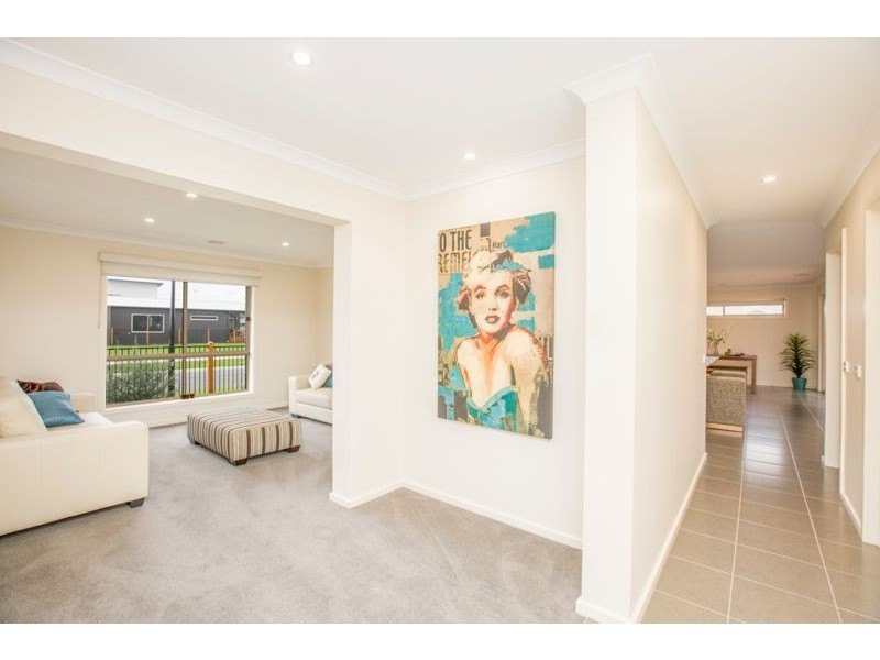 30 Prendergast Avenue, Cranbourne East VIC 3977