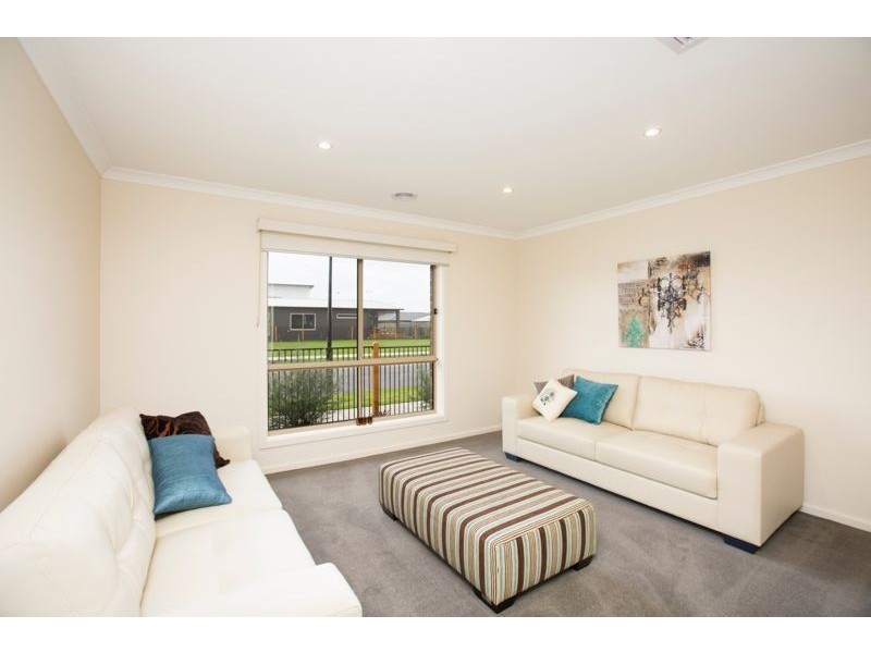 30 Prendergast Avenue, Cranbourne East VIC 3977