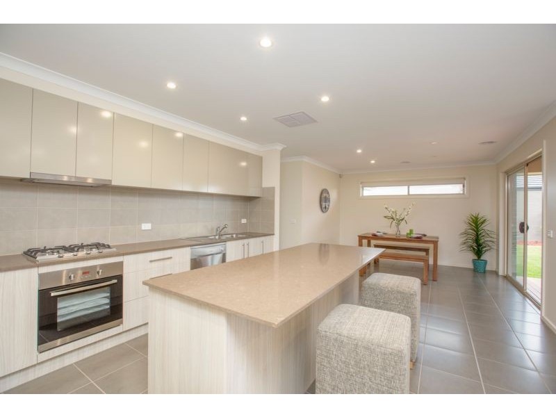 30 Prendergast Avenue, Cranbourne East VIC 3977