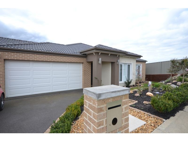 16 Aquitane Drive, Cranbourne East VIC 3977