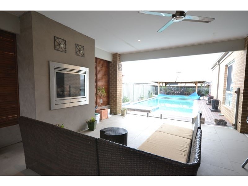 16 Aquitane Drive, Cranbourne East VIC 3977