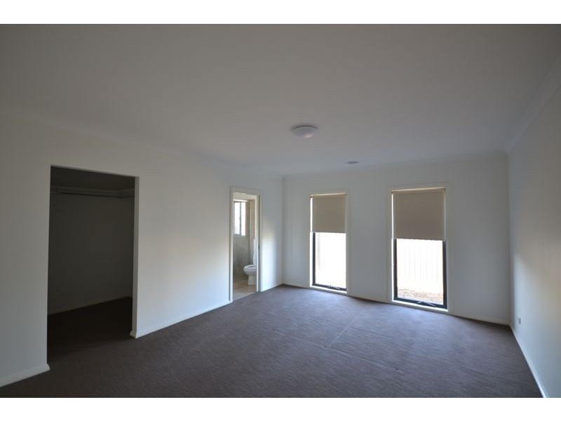 10 Ventasso Street, Clyde North VIC 3978