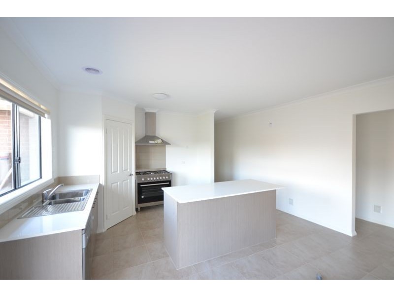 10 Ventasso Street, Clyde North VIC 3978