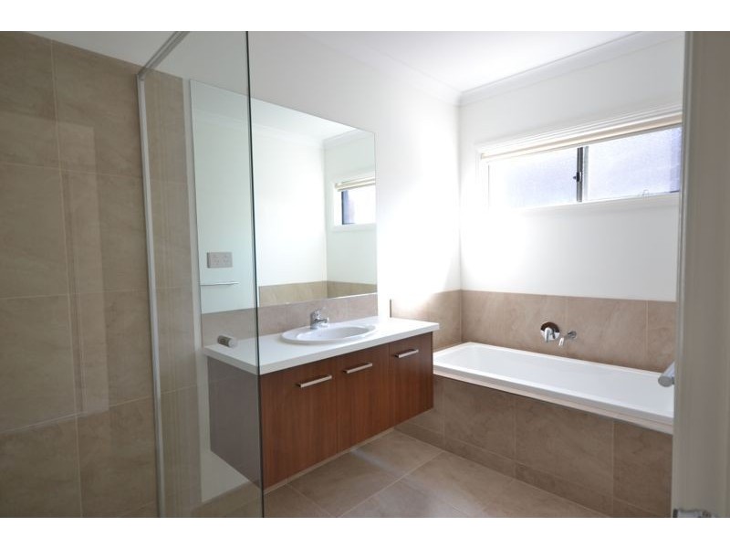 10 Ventasso Street, Clyde North VIC 3978