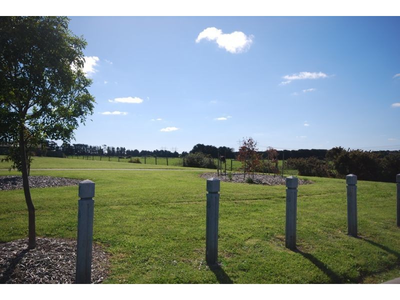 79 Dartmoor Drive, Cranbourne East VIC 3977