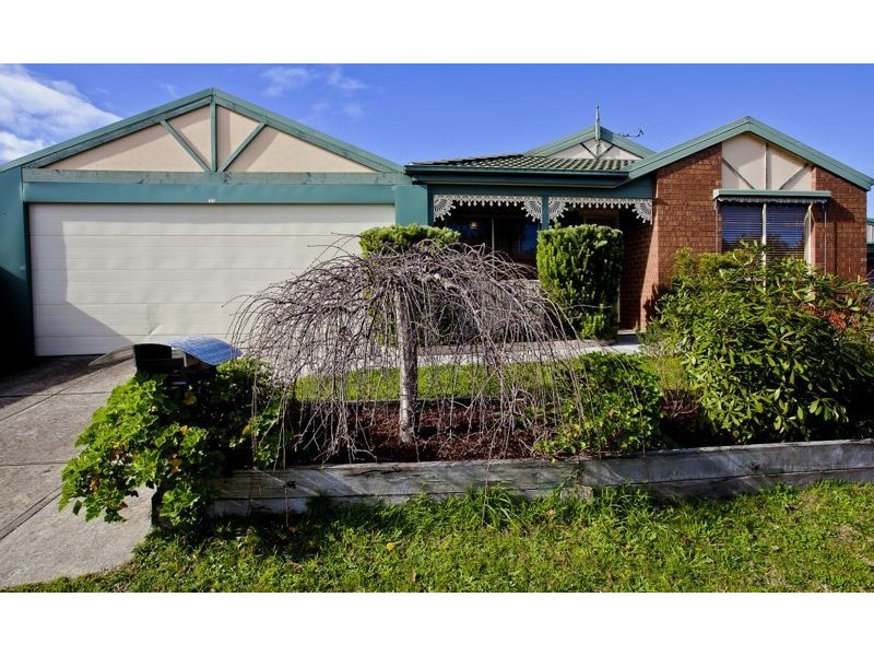 33 Samantha Crescent, Cranbourne North VIC 3977