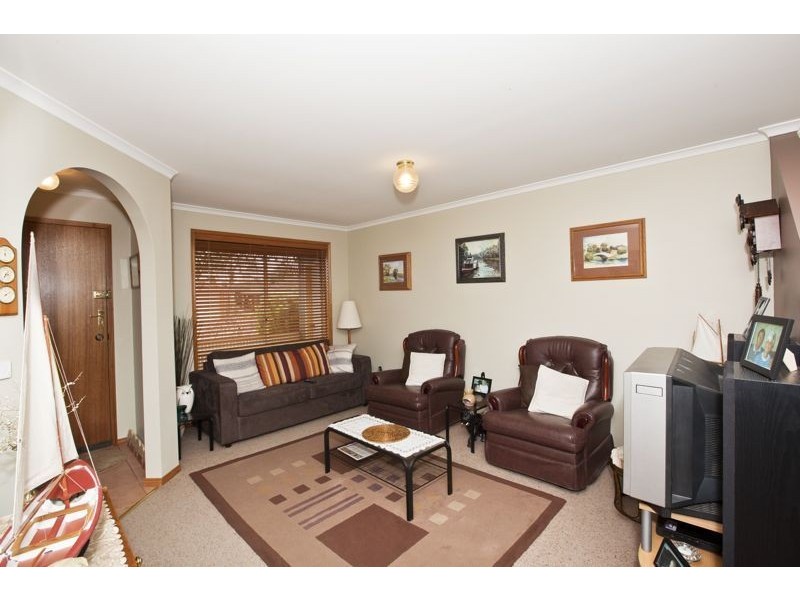 33 Samantha Crescent, Cranbourne North VIC 3977