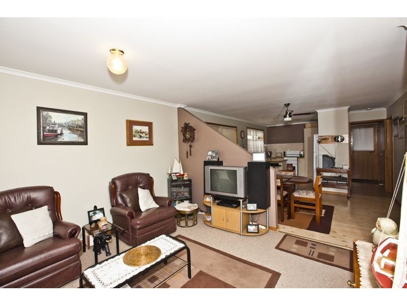 33 Samantha Crescent, Cranbourne North VIC 3977