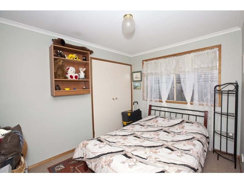 33 Samantha Crescent, Cranbourne North VIC 3977