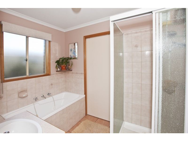 33 Samantha Crescent, Cranbourne North VIC 3977