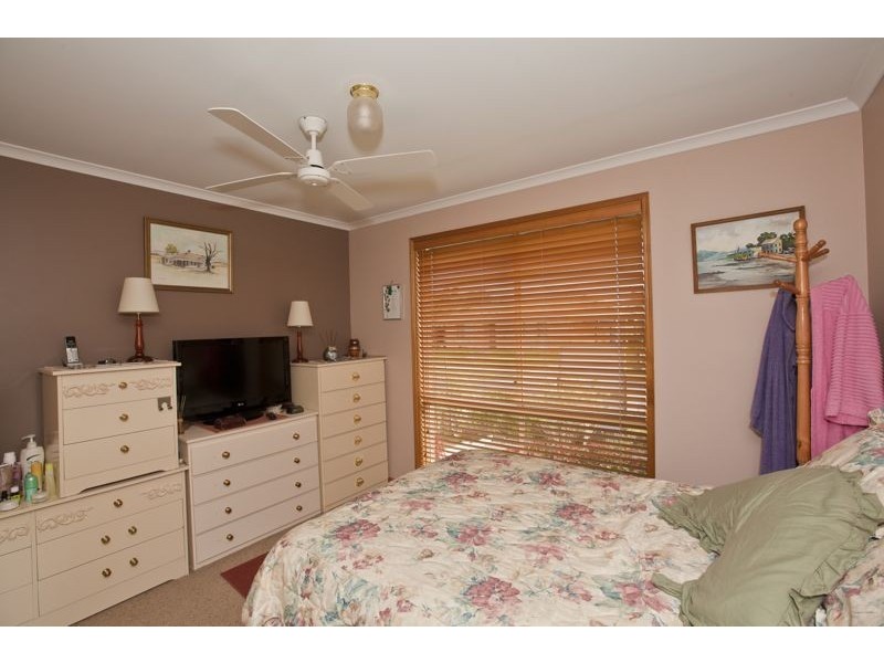 33 Samantha Crescent, Cranbourne North VIC 3977