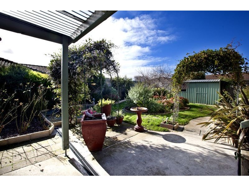 33 Samantha Crescent, Cranbourne North VIC 3977