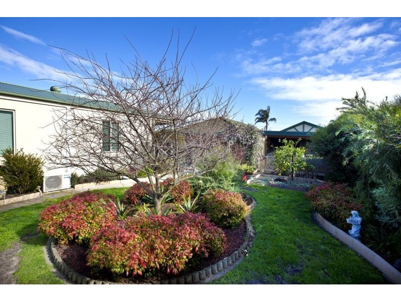 33 Samantha Crescent, Cranbourne North VIC 3977