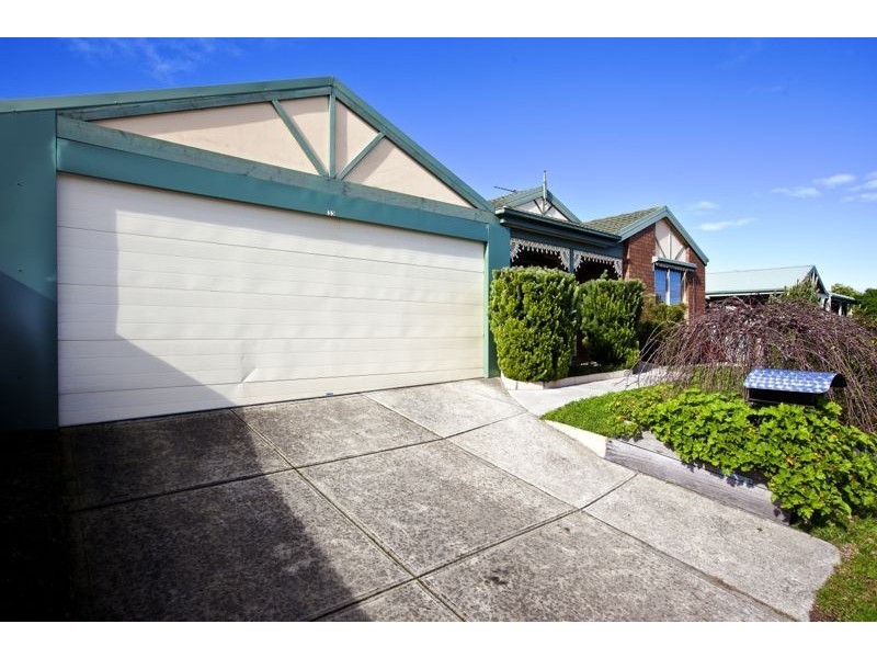 33 Samantha Crescent, Cranbourne North VIC 3977