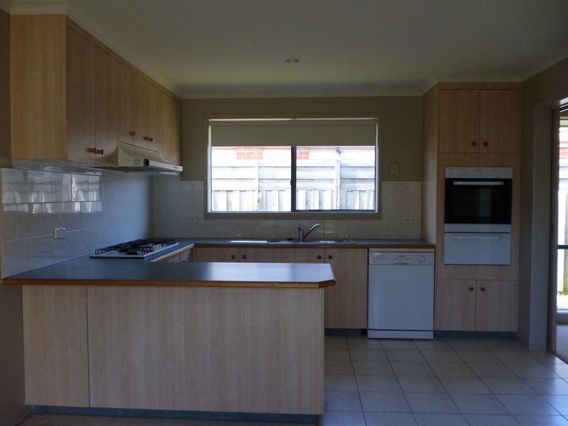 5 Greenmantle Close, Cranbourne West VIC 3977