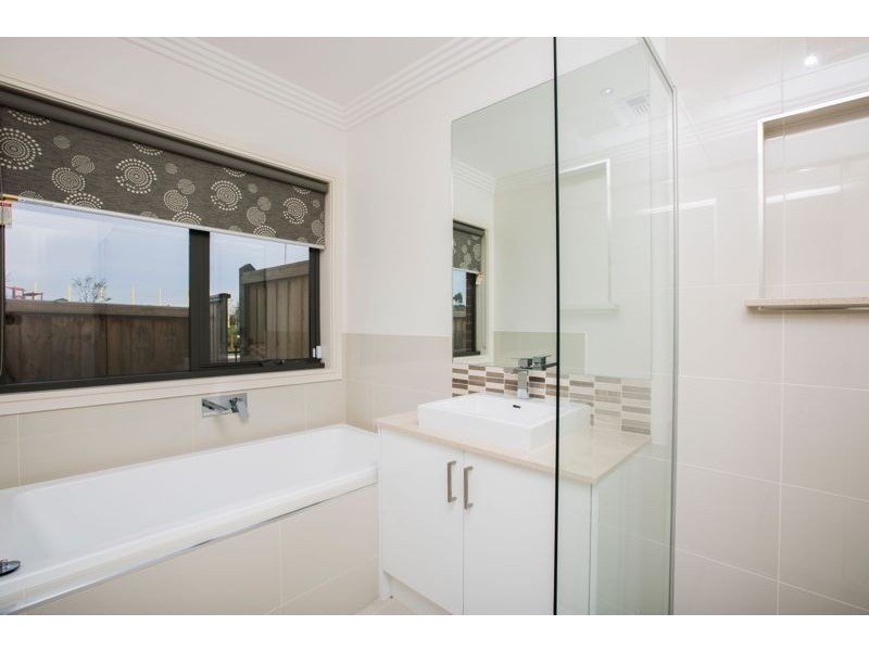 16 Pasadena Boulevard, Clyde VIC 3978